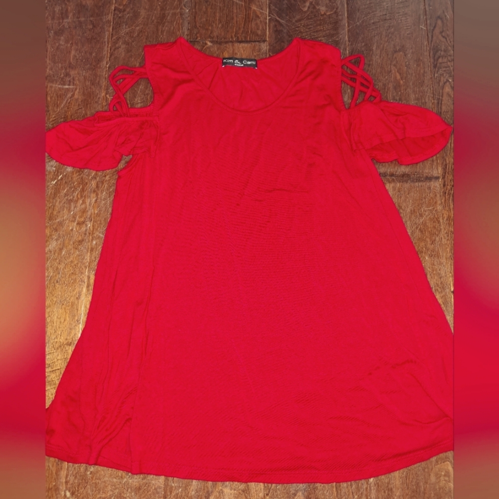 Cold shoulder tee